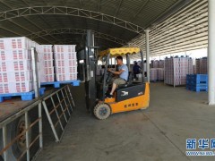在同心县润德庄园枸杞基地，工人在装卸新鲜枸杞（6月22日摄）。新华社记者 林繁晶 摄