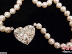 天价钻石NO.11：世界最大的心形钻石“传奇”。价格：1500万美元(约合人民币1.03亿元)。这颗名为“传奇”的钻石是世界上最大的92克拉D色心形钻石吊坠，于日内瓦进行拍卖，拍卖价格约为1500万美元(约合人民币1.03亿元)，打破了当时的世界纪录。该钻石属于D色钻石，是钻石中的最高等级，而且没有任何瑕疵。