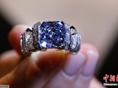 天价钻石NO.10——鲜彩蓝钻“蔚蓝”。价格：1710万美元(约合人民币1.17亿元)。这颗切割成方形的蓝色钻石重8.01克拉，镶嵌在一枚卡地亚戒指上，被命名为“蔚蓝”。经美国宝石学院鉴定，这颗钻石为纯天然颜色，评级为鲜彩蓝色，净度VVS1，极佳打磨。