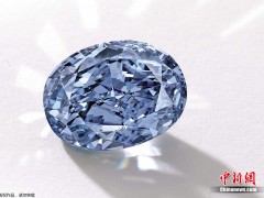 天价钻石NO.7——艳彩蓝钻“戴比尔斯千禧宝石4号”。价格：3200万美元(约合人民币2.2亿元)。这枚名为“戴比尔斯千禧宝石4号”的蓝钻在香港以3200万美元的价格被拍出。它是一枚10.10克拉无暇艳彩蓝色钻石。创下了当时亚洲最贵珠宝拍品的纪录。