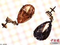 天价钻石NO.4——彩色梨形钻石耳坠“阿尔忒弥斯&阿波罗”。价格：5740万美元(约合人民币3.95亿元)。这对彩色梨形钻石耳坠一亮相，就惊艳了苏富比拍卖行在瑞士日内瓦举行的春季珠宝拍卖会，这对耳坠以大约5740万美元、约合3.95亿元人民币的总价，创下拍卖史上的新纪录。这对梨形耳坠产自南非，除颜色不同，外形几乎一模一样，分别重约16克拉。其中，深粉色钻石名为“阿尔忒弥斯”，拍出1550万美元(1.067亿元人民币)，另一颗钻石为深湖蓝色，名叫“阿波罗”，由于颜色比粉钻更罕见，价格是粉钻的两倍多。首席拍卖师戴维?贝内特介绍，彩钻本就罕见，更别提这对如此搭配的彩钻耳坠。它们成为日内瓦春季珠宝拍卖会的明星，起初是拆开拍卖。现在，一名不愿公开姓名的买家将这对耳坠拍下，打算成对保存。