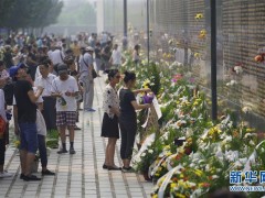 7月28日，市民在唐山大地震纪念墙前追思亲人。当日是唐山大地震42周年纪念日，人们来到唐山大地震纪念墙前，摆放鲜花，祭奠亲人。