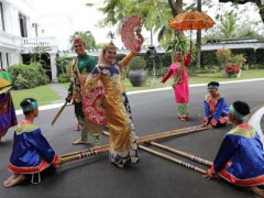 菲律宾艺术家在总统府为迎接习主席排练当地传统舞蹈。人民日报记者 刘仲华 摄