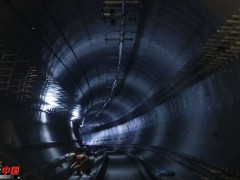 一个标准的地铁隧道宽度刚好能容下一列地铁车通过，隧道两旁安装了各种铺置电缆的支架，除了紧急逃生平台能够留出一人通过的宽度以外，几乎没有一点多余的空隙。
