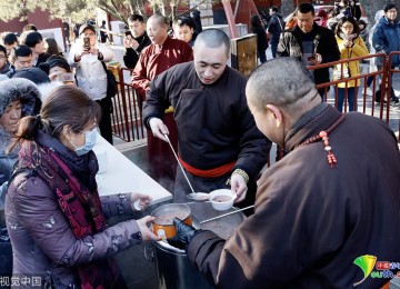 北京腊八：“腊八节”民众雍和宫喝粥祈福
