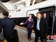 3月2日，出席十三届全国人大二次会议的安徽省代表团抵达北京。中新社记者 盛佳鹏 摄