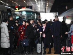 3月2日，出席十三届全国人大二次会议的山东省代表团抵达北京。中新社记者 盛佳鹏 摄