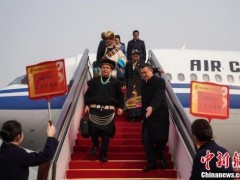 3月2日，出席十三届全国人大二次会议的西藏自治区代表团抵达北京。 中新社记者 崔楠 摄