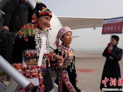 3月2日，出席十三届全国人大二次会议的云南省代表团抵达北京。全国人大代表线晓云（左）、李秀梅（右）走下飞机。 中新社记者 崔楠 摄