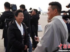 3月2日，出席十三届全国人大二次会议的西藏自治区代表团抵达北京。全国人大代表格桑卓嘎（前左）在北京首都机场接受媒体采访。 中新社记者 崔楠 摄